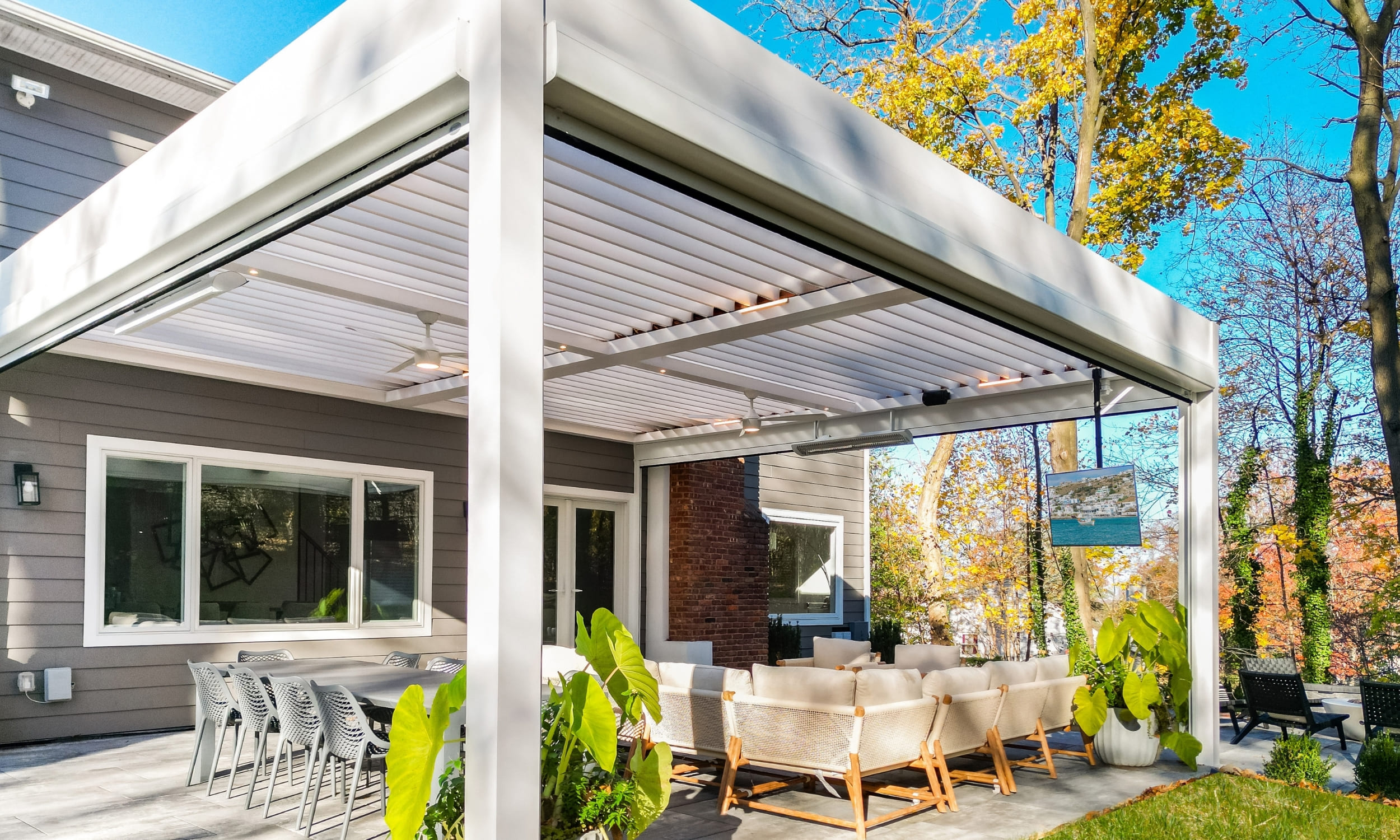 Motorized vs. Fixed Pergola Louvers in Austin | LUME
